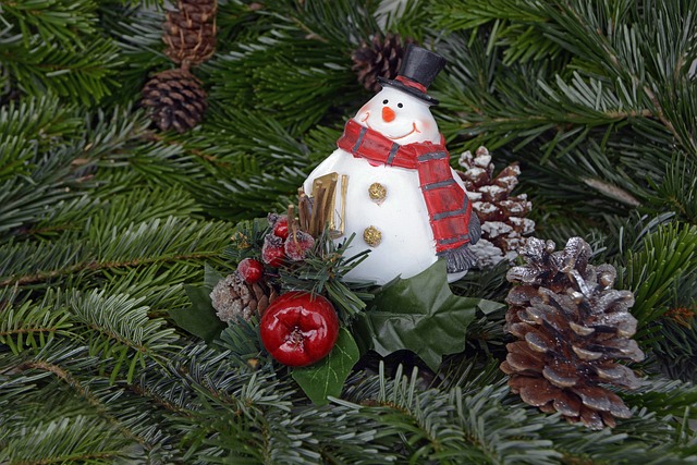 Intégration des éléments naturels dans la décoration de Noël : branches, pommes de pin et bien d’autres